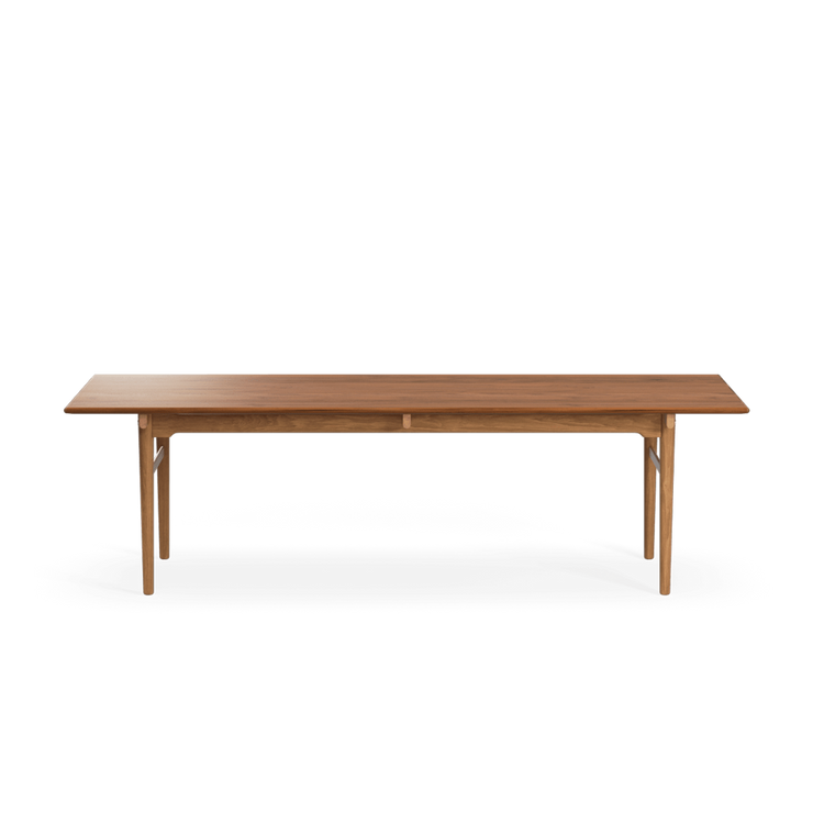 Spisebord CH327 Dining Table fra Carl Hansen & Søn i oljet teak/eik, 248x95 cm. Bordet i teak/eik er en kombinert variant med bordplate i teak og understell i eik.