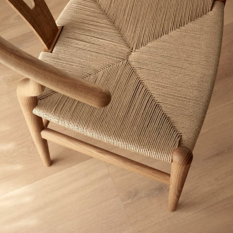 Spisestol CH24 Wishbone Chair i oljet eik med naturfarget papirsnor.
