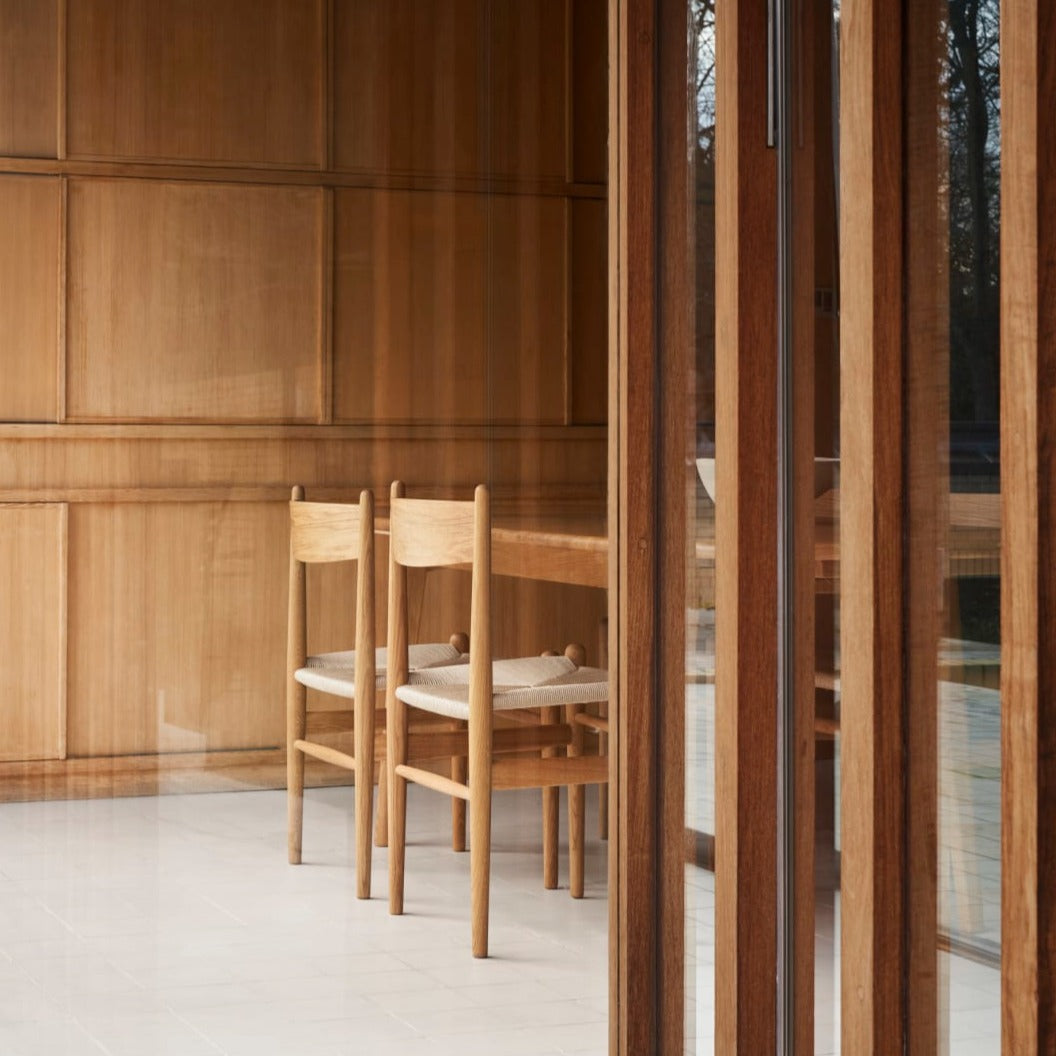 CH36 spisestol fra Carl Hansen & Søn er designet av Hans J. Wegner med stor oppmerksomhet på hver detalj i et enkelt og funksjonelt design. Her er stolen i oljet eik.