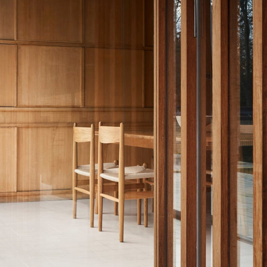 CH36 spisestol fra Carl Hansen & Søn er designet av Hans J. Wegner med stor oppmerksomhet på hver detalj i et enkelt og funksjonelt design. Her er stolen i oljet eik.