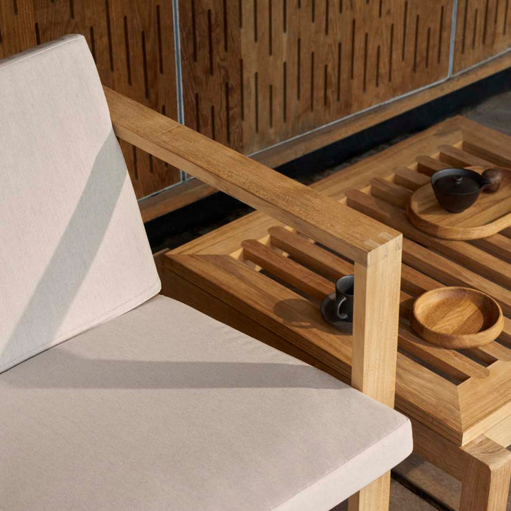 Loungstol BK11 Lounge Chair og fotskammel AH604F Outdoor Lounger Footrest fra Carl Hansen & Søn.