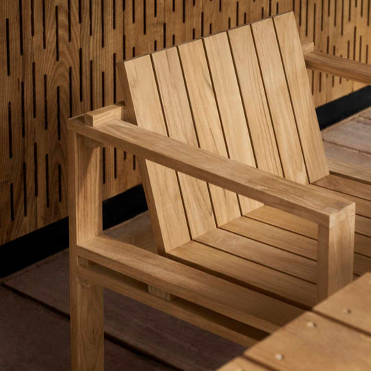 Loungstol BK11 Lounge Chair fra Carl Hansen & Søn ble designet i 1959 av den danske arkitekten Bodil Kjær, som en del av en møbelserie utviklet for både inne- og utebruk.