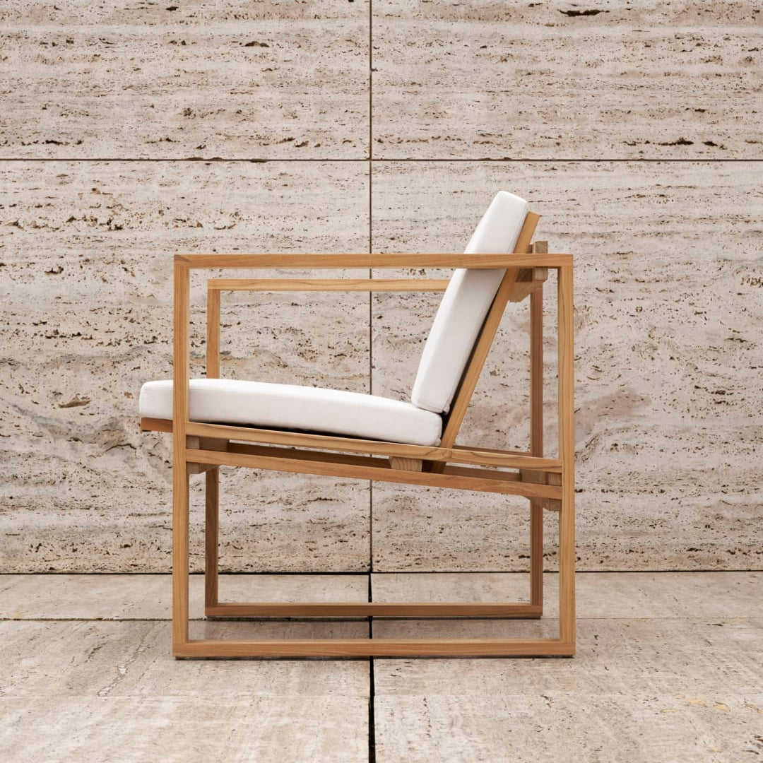  Loungstol BK11 Lounge Chair fra Carl Hansen & Søn er en del av BK-serien som er kjent for sitt arkitektoniske uttrykk, der formspråket er tydelig inspirert av kubismen – med rette linjer, presise proporsjoner og et stramt, men balansert uttrykk.