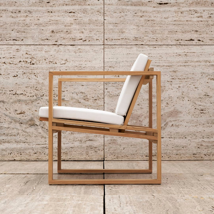  Loungstol BK11 Lounge Chair fra Carl Hansen & Søn er en del av BK-serien som er kjent for sitt arkitektoniske uttrykk, der formspråket er tydelig inspirert av kubismen – med rette linjer, presise proporsjoner og et stramt, men balansert uttrykk.