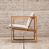  Loungstol BK11 Lounge Chair fra Carl Hansen & Søn er en del av BK-serien som er kjent for sitt arkitektoniske uttrykk, der formspråket er tydelig inspirert av kubismen – med rette linjer, presise proporsjoner og et stramt, men balansert uttrykk.