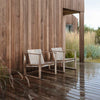Loungstol BK11 Lounge Chair fra Carl Hansen & Søn er laget av ubehandlet teak – en slitesterk tresort som utvikler en vakker patina med tiden. 