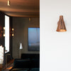 Vegglampen Hunter Outdoor Standard i kobber mot hvit mur. En superfin kombinasjon!