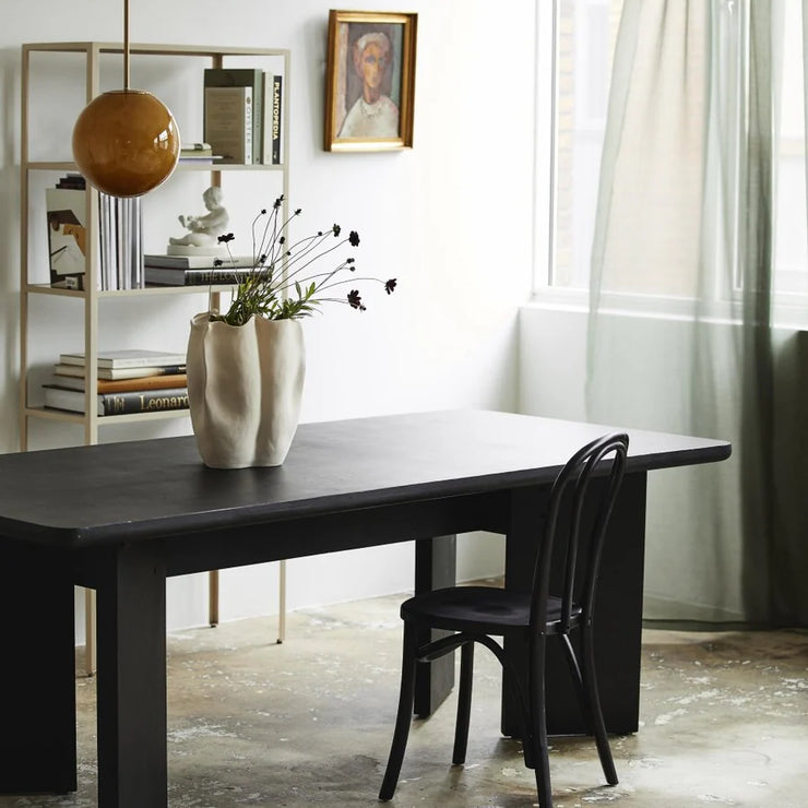 Vi elsker å style vasen Isabela XL fra Nordal enten med en stor og vilter bukett (Ikebana-style) eller med noen vakre enkle grener. Men den er også like fin uten noe i – og kan dermed stå fremme uansett – som et rent dekorativt element i seg selv.