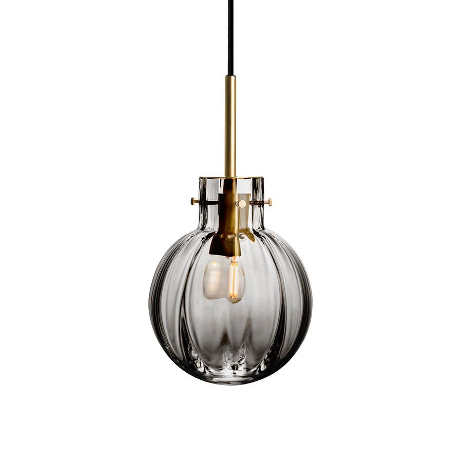 Krystallkule Optikk fra Hadeland Glassverk. Farge: Røkgrå, Ø160 mm.