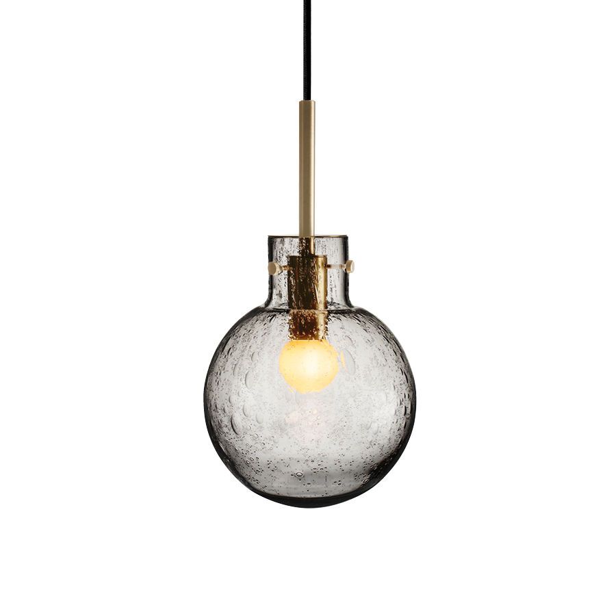 Krystallkule Soda fra Hadeland Glassverk. Farge: Røkgrå, Ø160 mm.