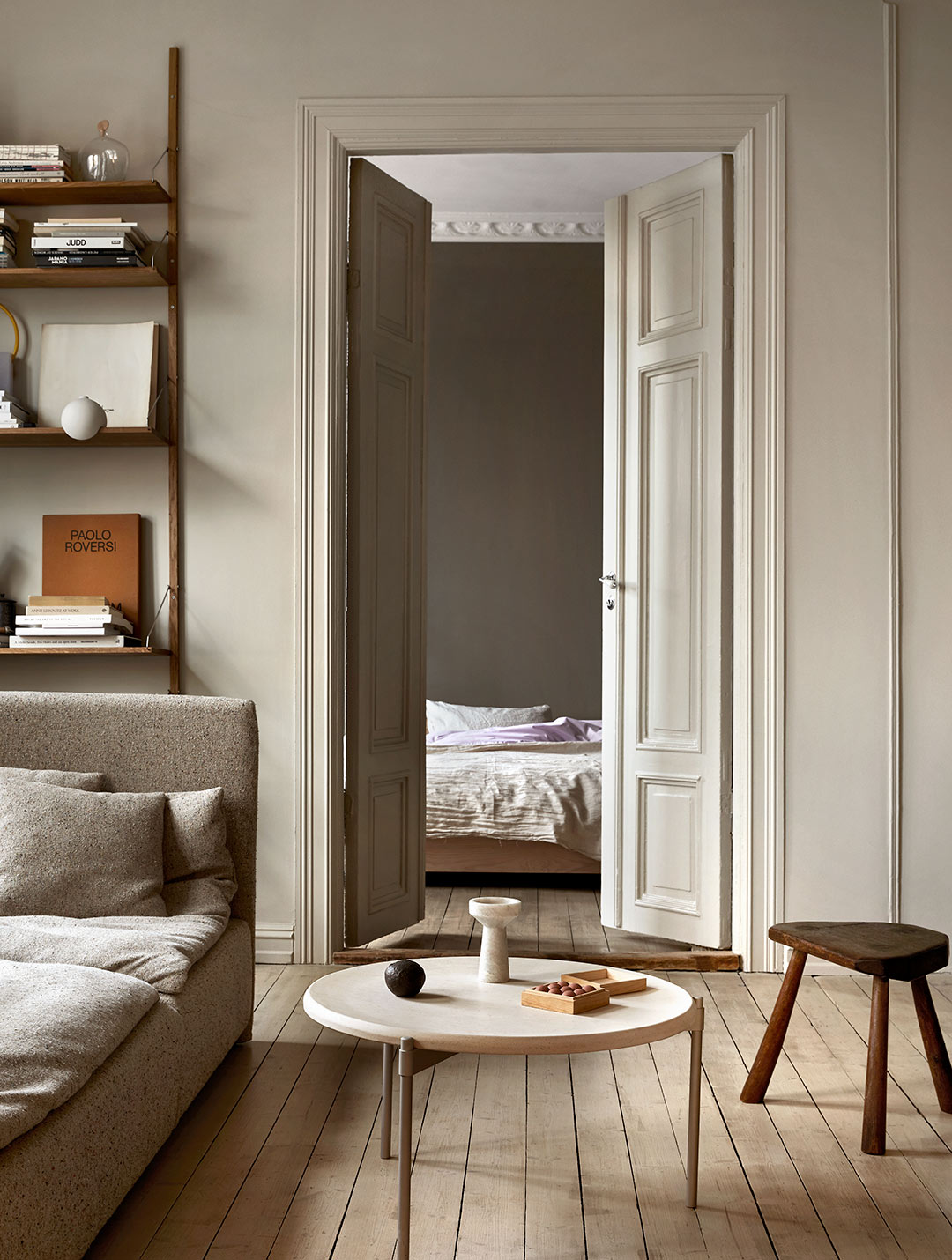 Bilde med vakker stue og soverom malt i beige farger fra Jotun LADY. 12075 Soothing Beige og 10966 Almond Beige. Foto: Jotun
