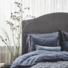 Sengegavlen Carlita Linen fra Mille Notti er håndlaget av materialer i høy kvalitet. Den måler 120 cm i høyden og 7 cm i dybden, og plasseres enkelt direkte på gulvet bak sengen – helt uten montering.