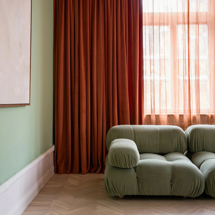 Terrakottafargede velurgardiner fra Gotain  i kombinasjon med den gjennomskinnelige hotellgardinen Embroidered Voile.