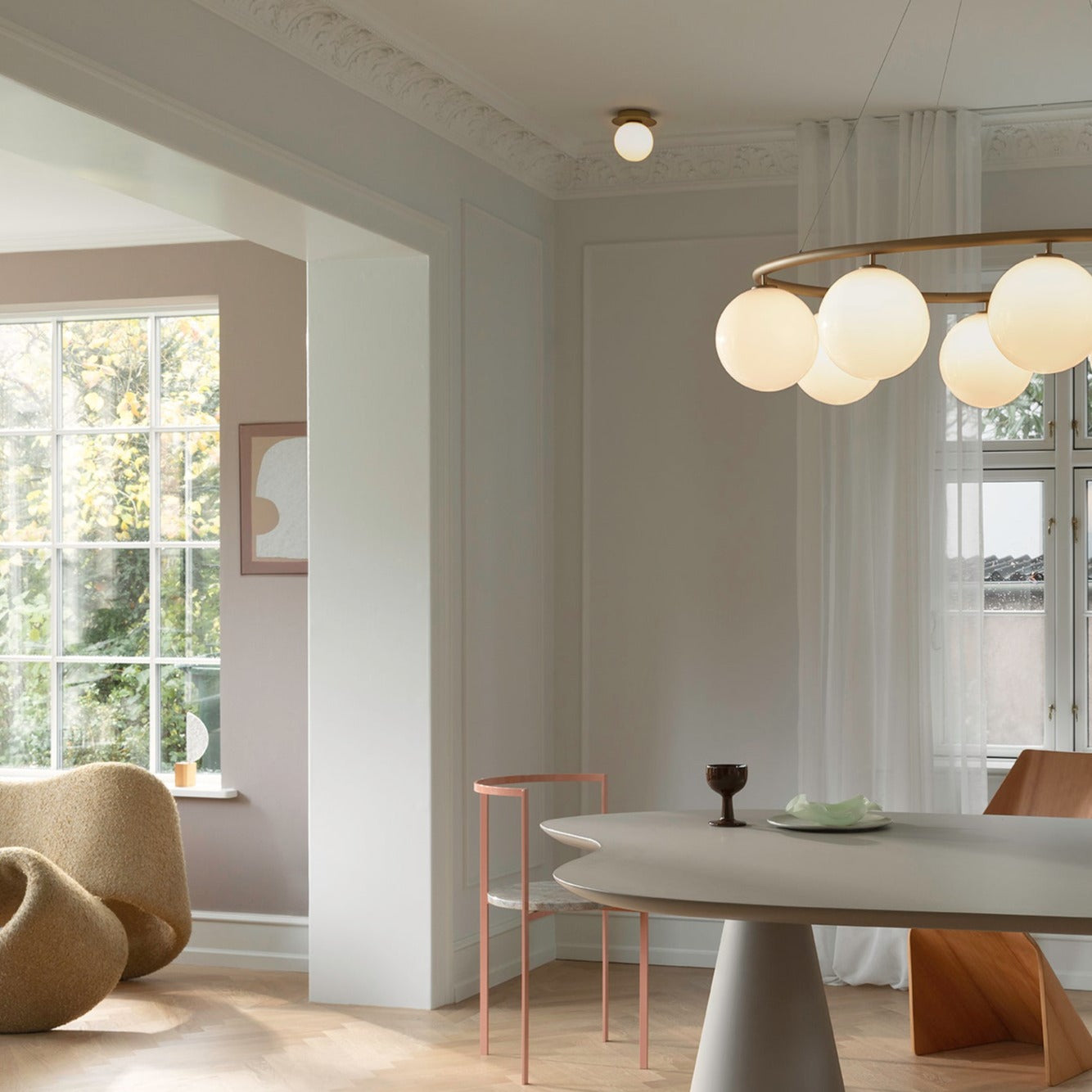 Tak- og vegglampen Liila fra Nuura er også fin å bruke som tilleggsbelysning til en større lampe, slik som vist her (i størrelse small). 