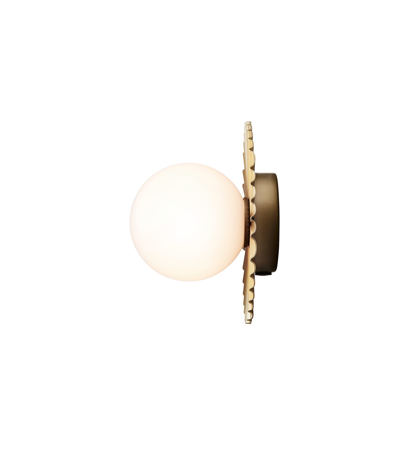 Tak- og vegglampe Liila Muuse small fra Nuura, Nordic gold / opal, sett fra siden.