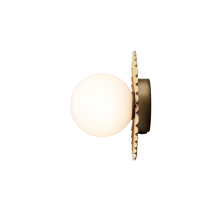 Tak- og vegglampe Liila Muuse small fra Nuura, Nordic gold / opal, sett fra siden.