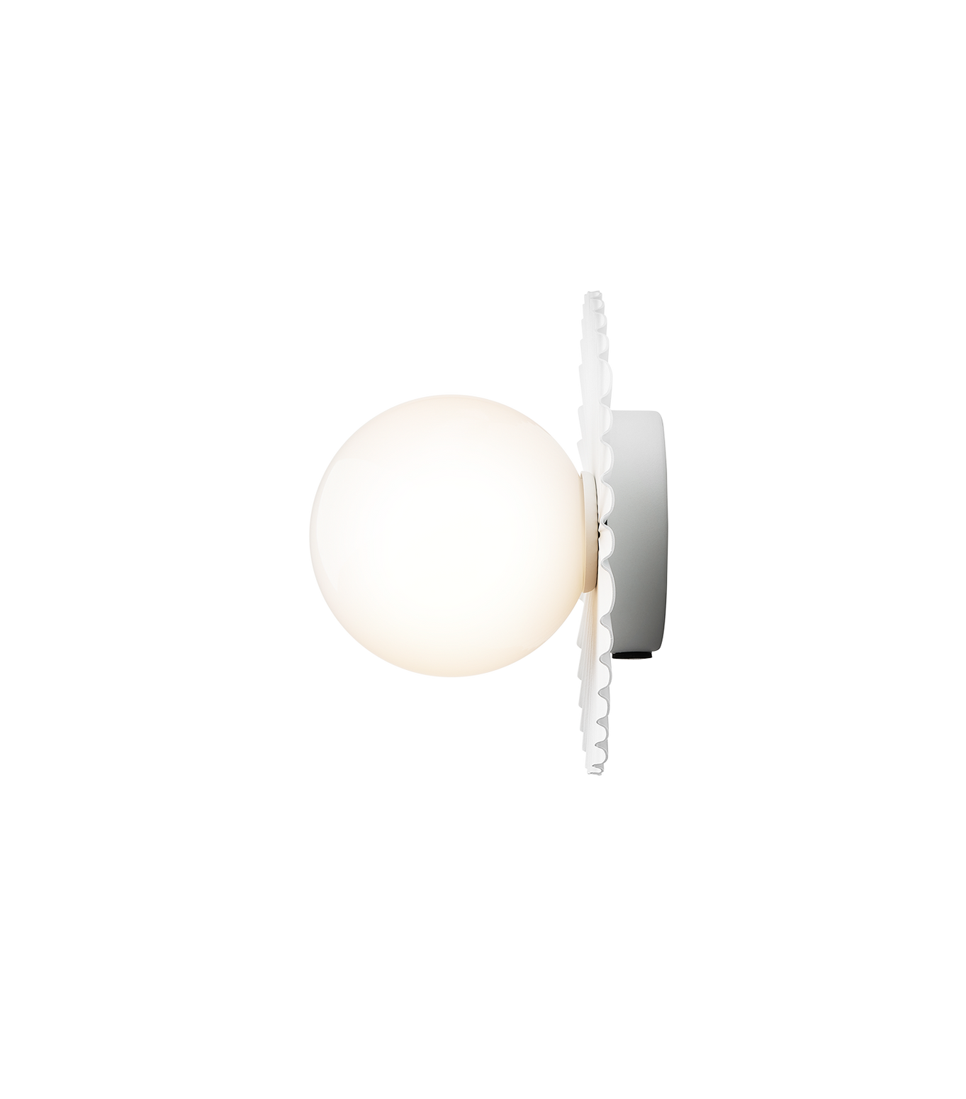 Tak- og vegglampe Liila Muuse small fra Nuura, White / opal, sett fra siden.