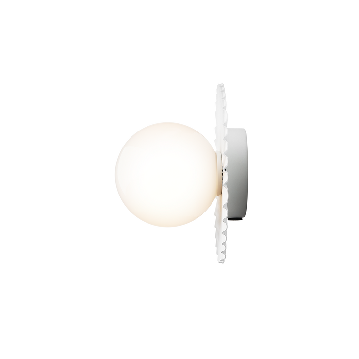 Tak- og vegglampe Liila Muuse small fra Nuura, White / opal, sett fra siden.