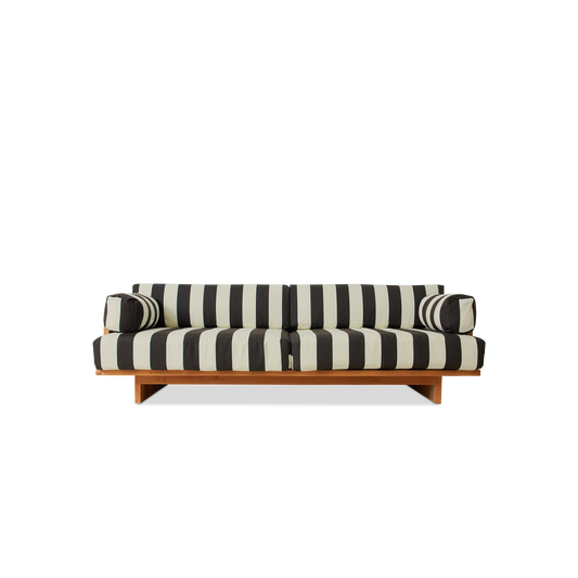 Denne sofaen i teak fra HK Living er perfekt å bruke utendørs, i en innglasset hage eller på en større terrasse! Vi elsker uttrykket i den renskårne rammen og at vi kan velge mellom å kle den i flere fine retrotekstiler. Det mørkebrun- og hvitstripete tekstilet Stracciatella, minner om poolside-møblene i fotografiene til Slim Aarons fra 70-tallet. Så fint! 