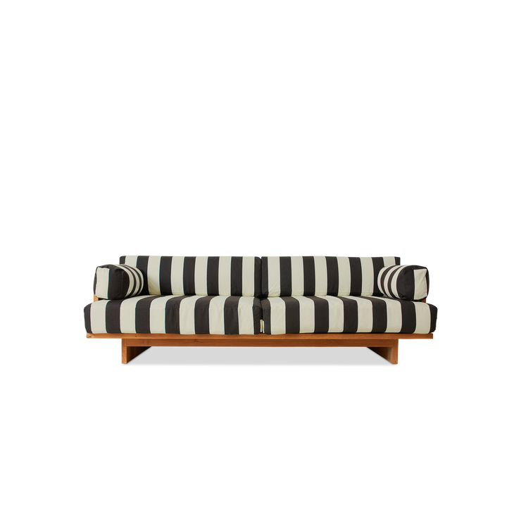 Denne sofaen i teak fra HK Living er perfekt å bruke utendørs, i en innglasset hage eller på en større terrasse! Vi elsker uttrykket i den renskårne rammen og at vi kan velge mellom å kle den i flere fine retrotekstiler. Det mørkebrun- og hvitstripete tekstilet Stracciatella, minner om poolside-møblene i fotografiene til Slim Aarons fra 70-tallet. Så fint! 