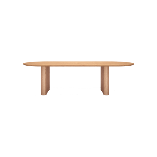 Det ovale spisebordet Plush Table fra dk3 kommer i forskjellige varianter, med ulike overflatebehandlinger og størrelser. Her i oljet eik.