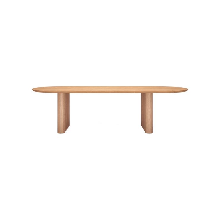 Det ovale spisebordet Plush Table fra dk3 kommer i forskjellige varianter, med ulike overflatebehandlinger og størrelser. Her i oljet eik.