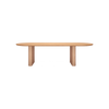 Det ovale spisebordet Plush Table fra dk3 kommer i forskjellige varianter, med ulike overflatebehandlinger og størrelser. Her i oljet eik.