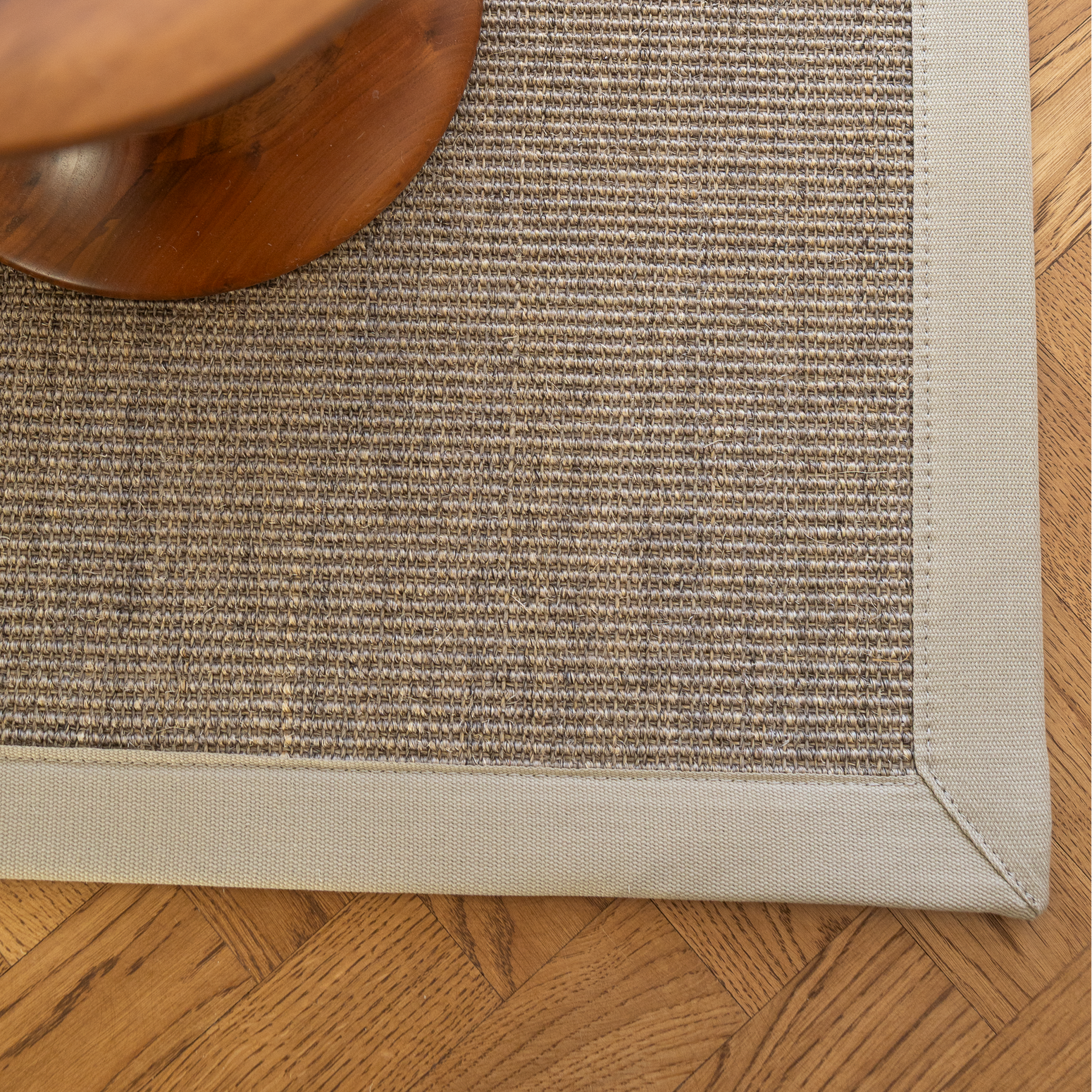Sisalteppe boucle i fargen beige med kantbånd