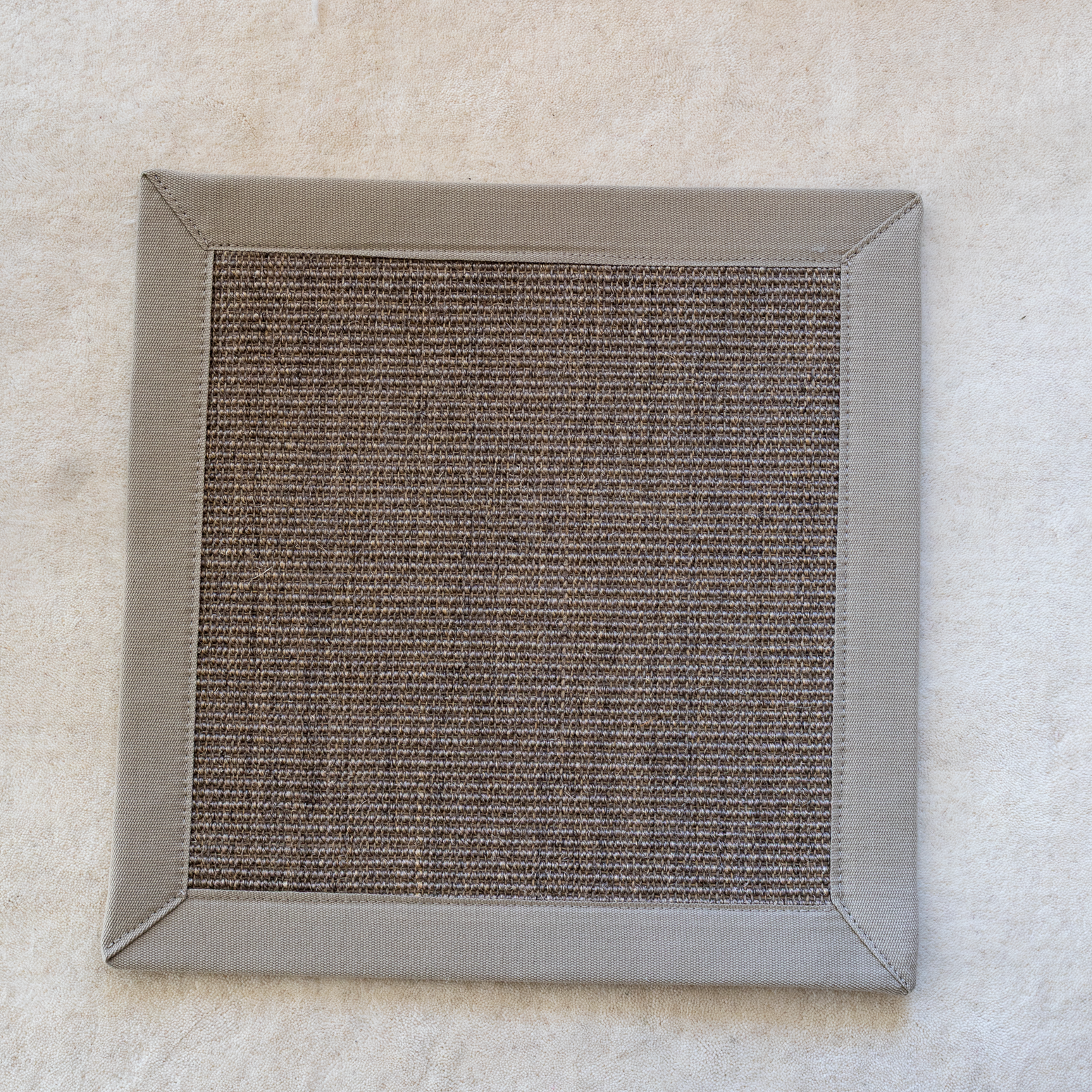 Sisalteppe boucle i fargen beige med kantbånd
