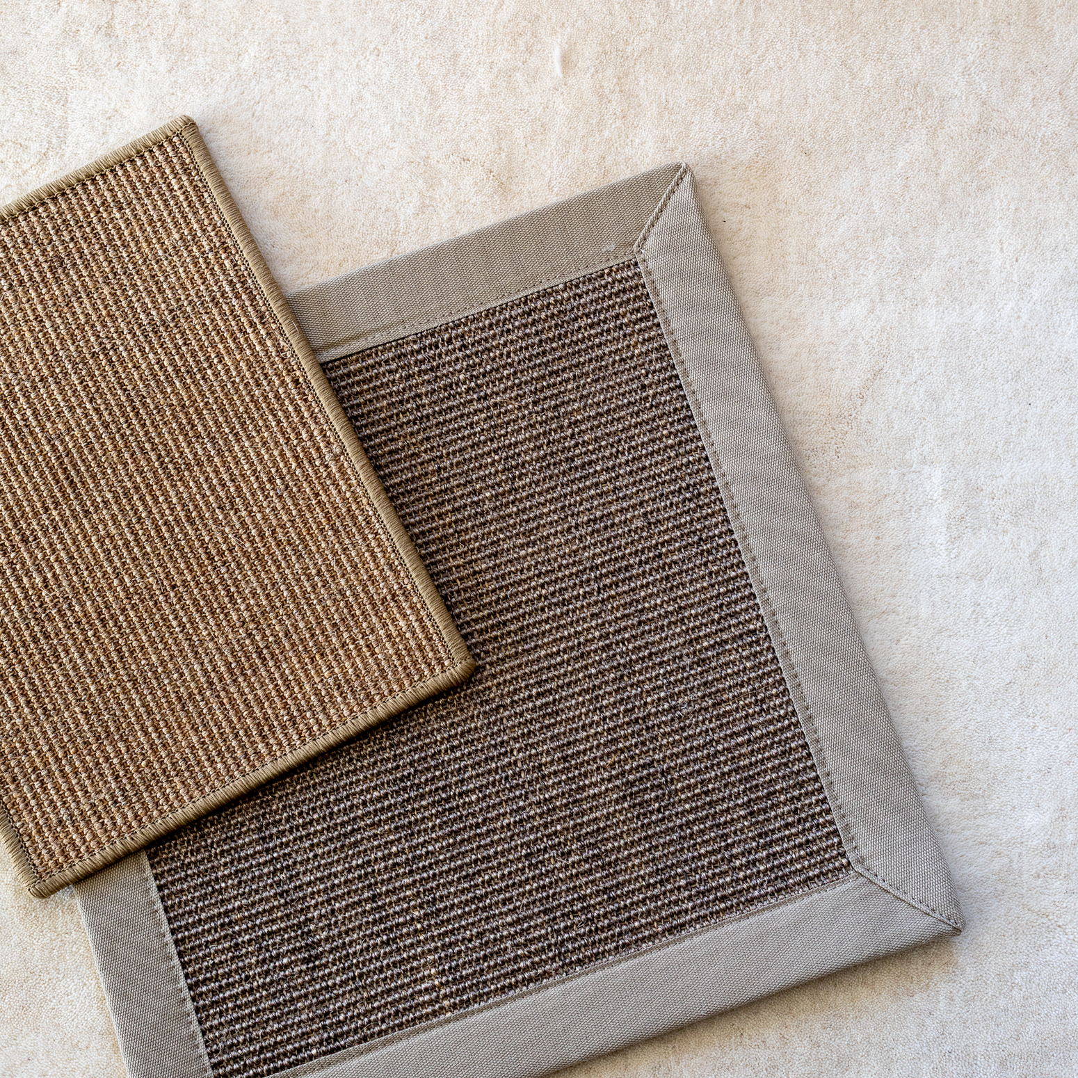Velg mellom farge sand (lysere og varmere) eller beige (mørkere og mindre varm), med kantsøm eller kantbånd