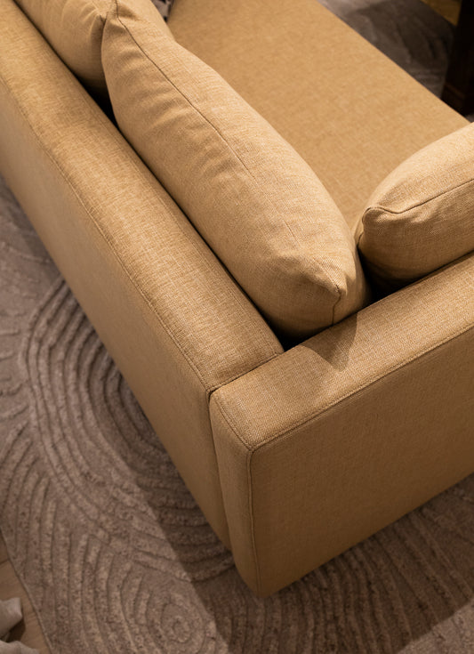 Sofaen Luna, designet av OsloDeco, utstilt i vårt showrom