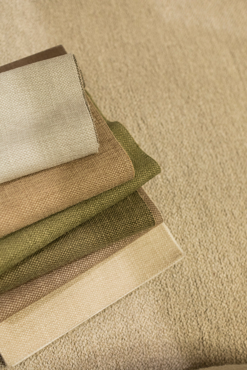 Sofaen Luna, designet av OsloDeco, og puffen Punto, kan bestilles i et stort antall tekstiler!