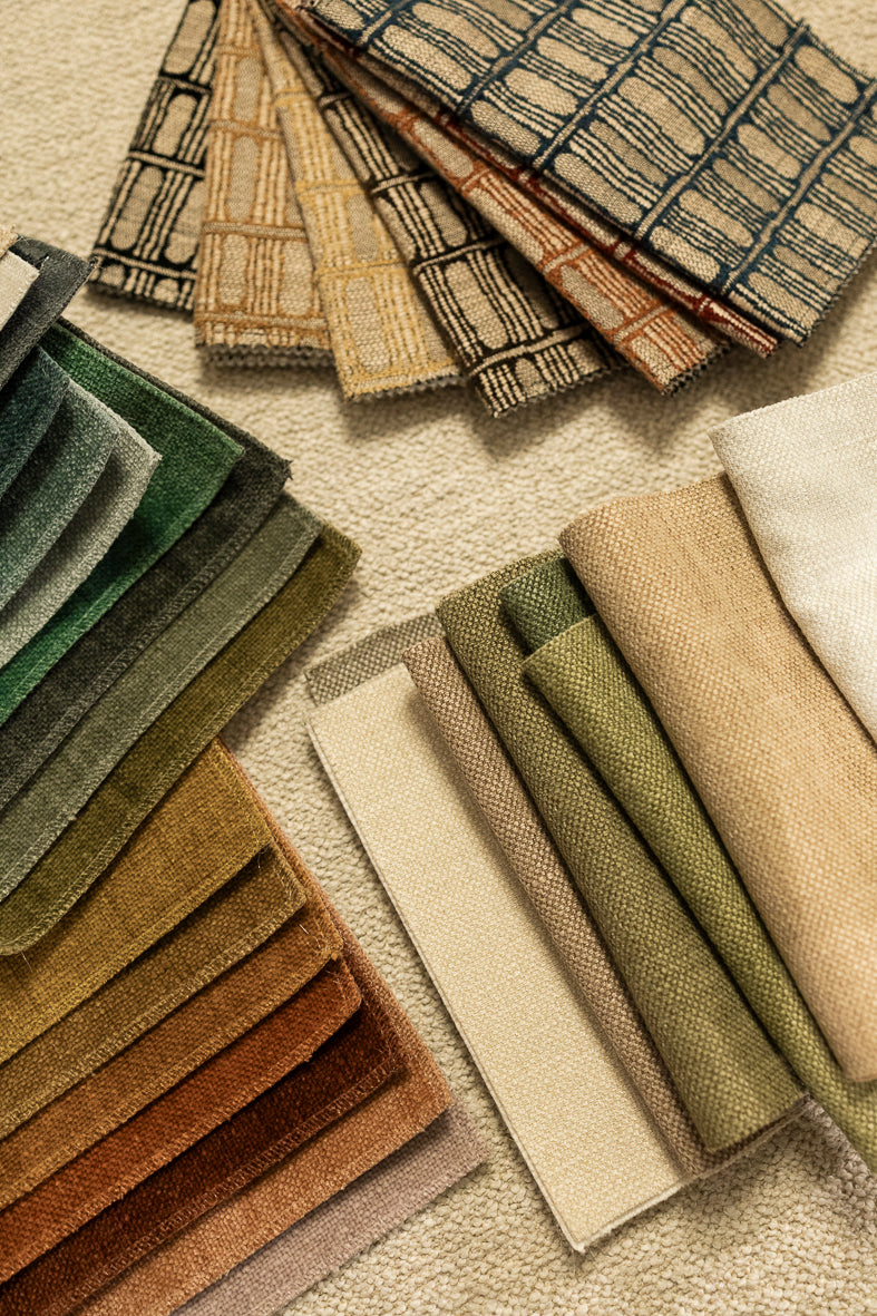 Et knippe av OsloDecos utvalgte favorittekstiler til sofaen Luna og puffen Punto