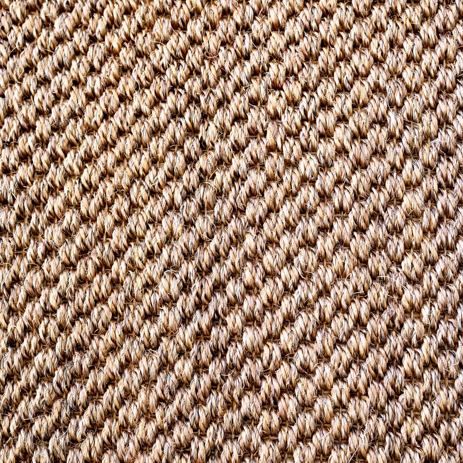 Sisal Hampa i farge natur. Velg mellom kantsøm eller kantbånd i matchende farge. 