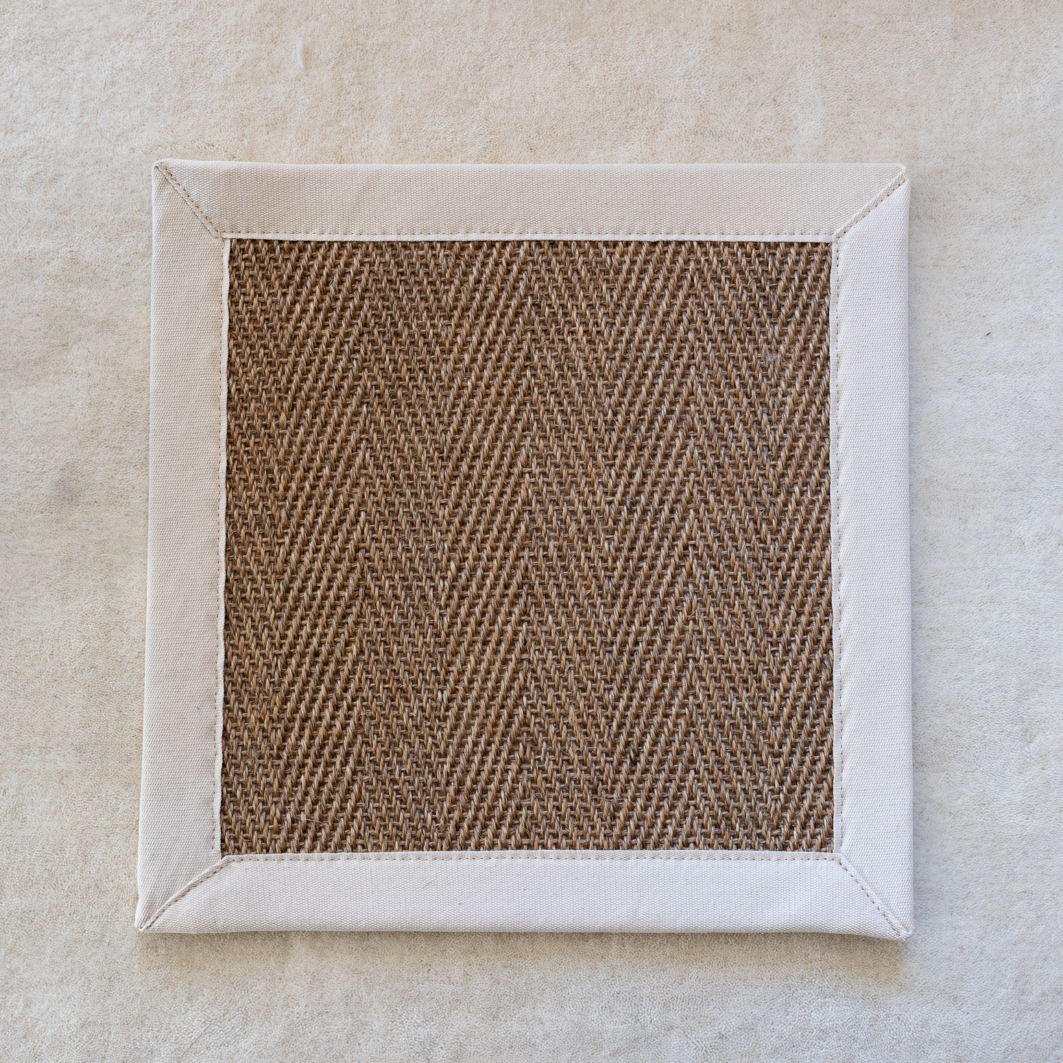 Farge beige med kantbånd i offwhite