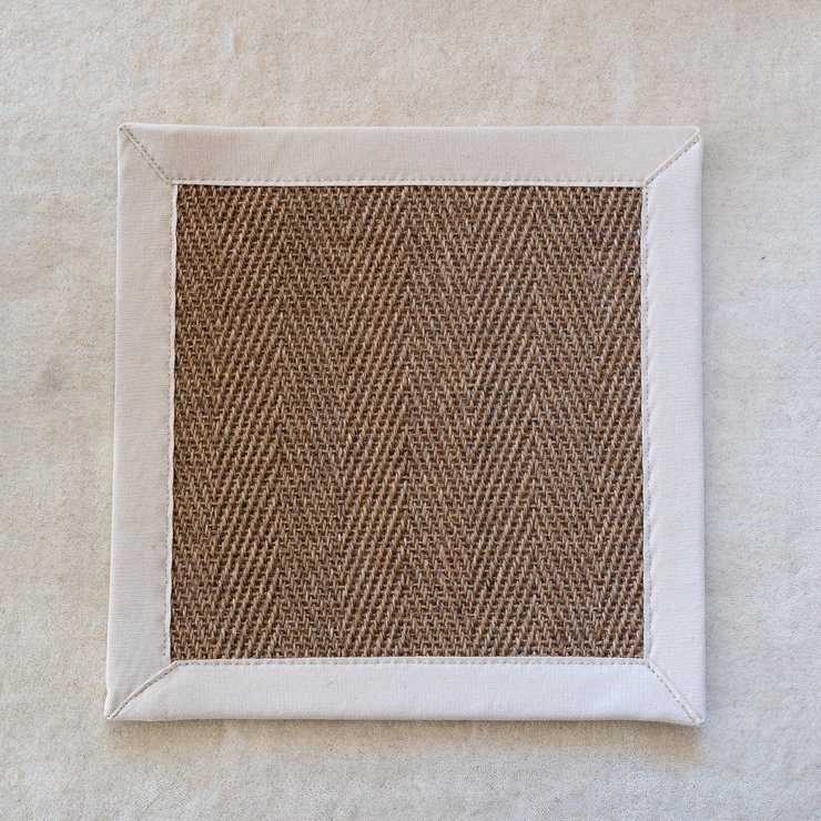 Farge beige med kantbånd i offwhite