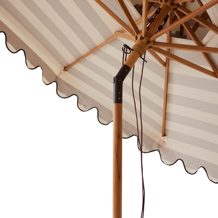 Parasoll Patio Umbrella Stracciatella fra HK Living er enkel å regulere