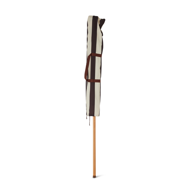 Parasollen Patio Umbrella Stracciatella fra HK Living kommer med en kjekk bæreveske, som gjør den enkel å flytte rundt