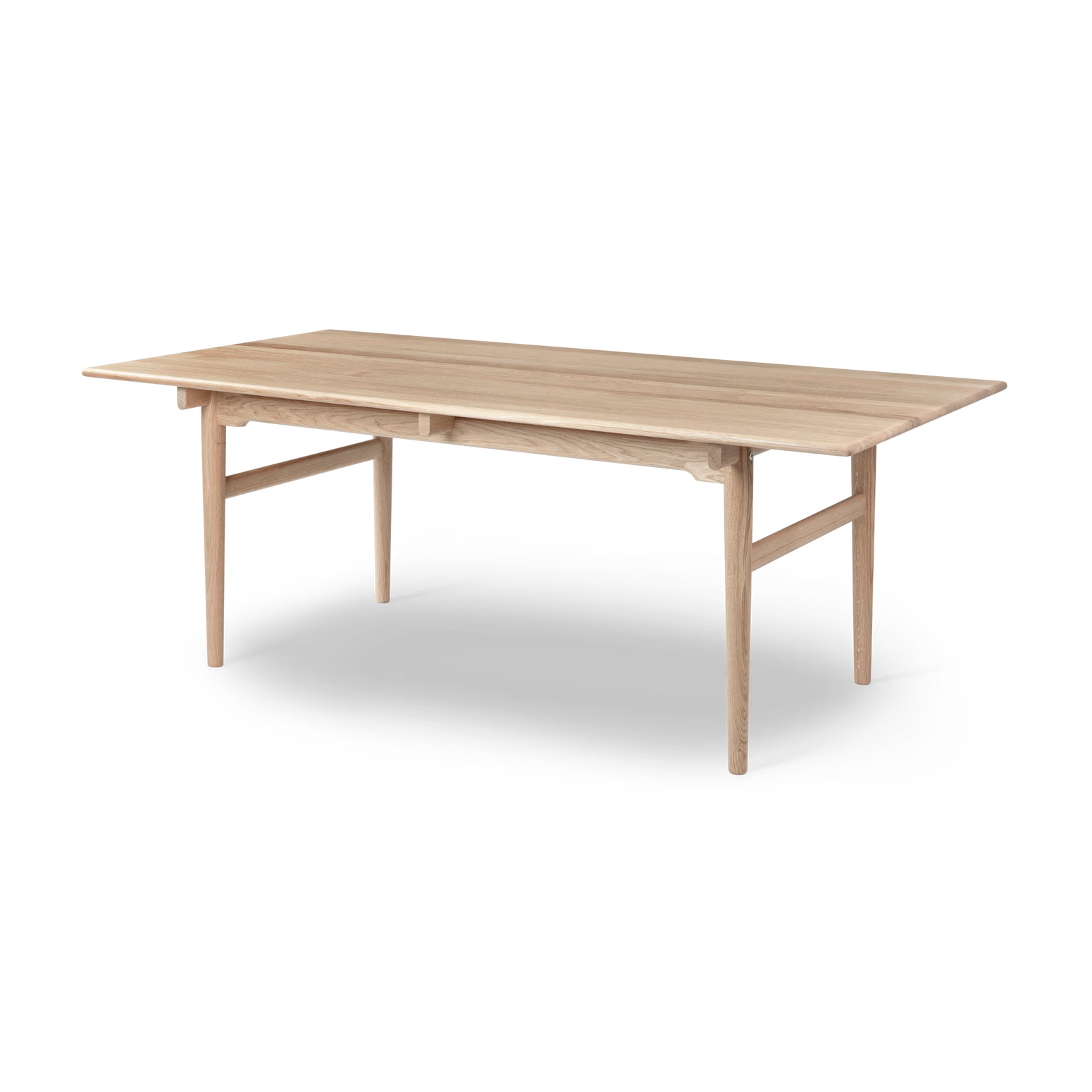 Det elegante CH327 Wegner-bordet egner seg både som spisebord og møtebord. Den kan også enkelt brukes som skrivebord. Spisebord CH327 Dining Table fra Carl Hansen & Søn i såpebehandlet eik, 190x95 cm