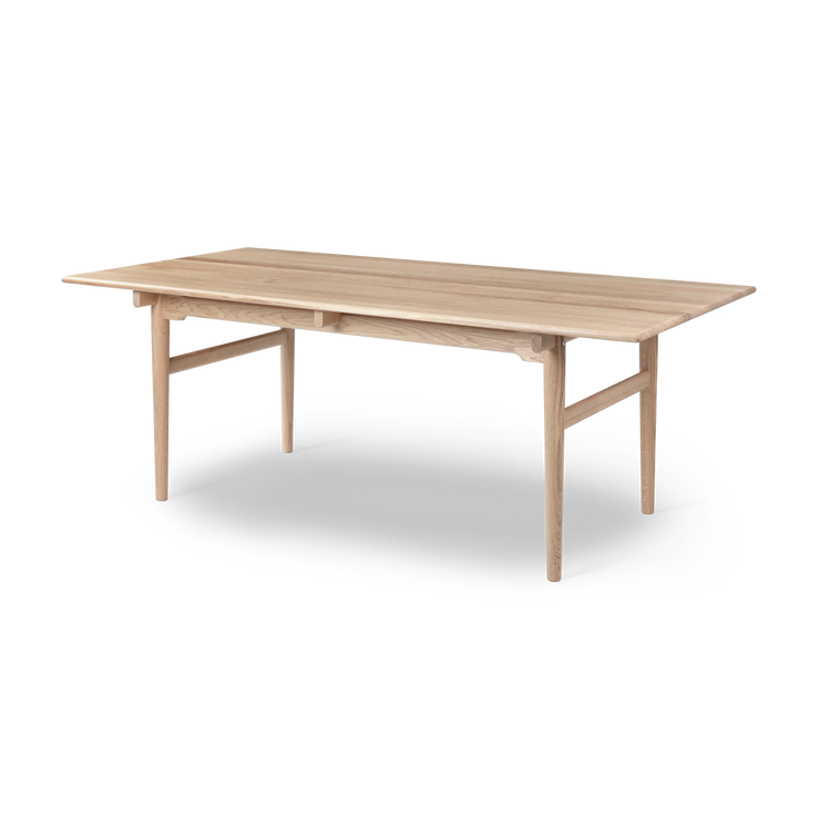 Det elegante CH327 Wegner-bordet egner seg både som spisebord og møtebord. Den kan også enkelt brukes som skrivebord. Spisebord CH327 Dining Table fra Carl Hansen & Søn i såpebehandlet eik, 190x95 cm