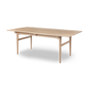 Det elegante CH327 Wegner-bordet egner seg både som spisebord og møtebord. Den kan også enkelt brukes som skrivebord. Spisebord CH327 Dining Table fra Carl Hansen & Søn i såpebehandlet eik, 190x95 cm