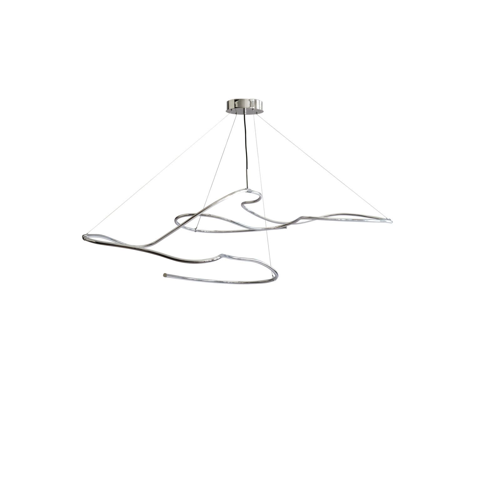 Lampen fra 101 Copenhagen henger i fire justerbare stålkabler og kan settes til ønsket høyde i ethvert rom. Her er lampen i liten variant.