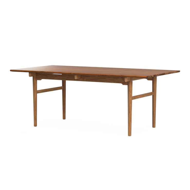 Spisebord CH327 Dining Table fra Carl Hansen & Søn i oljet teak/eik, 190x95 cm. Bordet i teak/eik er en kombinert variant med bordplate i teak og understell i eik.