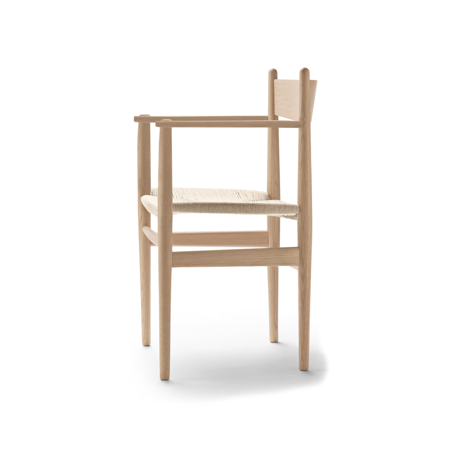  Stolen fra Carl Hansen & Søn sitt lette, elegante utseende skapes av de vertikale, runde bena og en ryggstøtte som buer bakover - litt mer i toppen enn i bunnen - for å oppnå best mulig ryggstøtte. Her er stolen i hvitoljet eik.