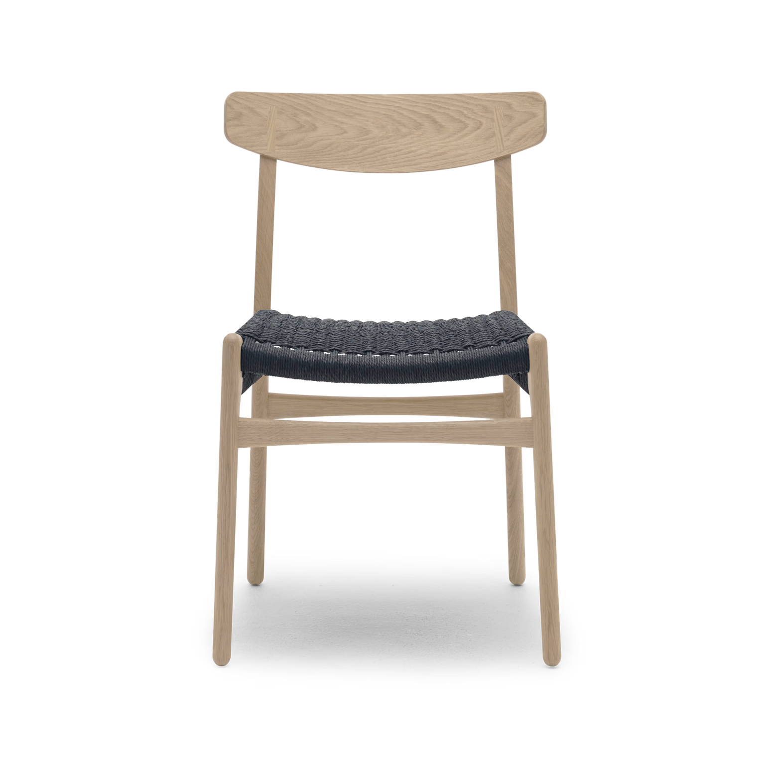 Spisestol fra Carl Hansen & Søn i såpebehandlet eik med svart papirsnor