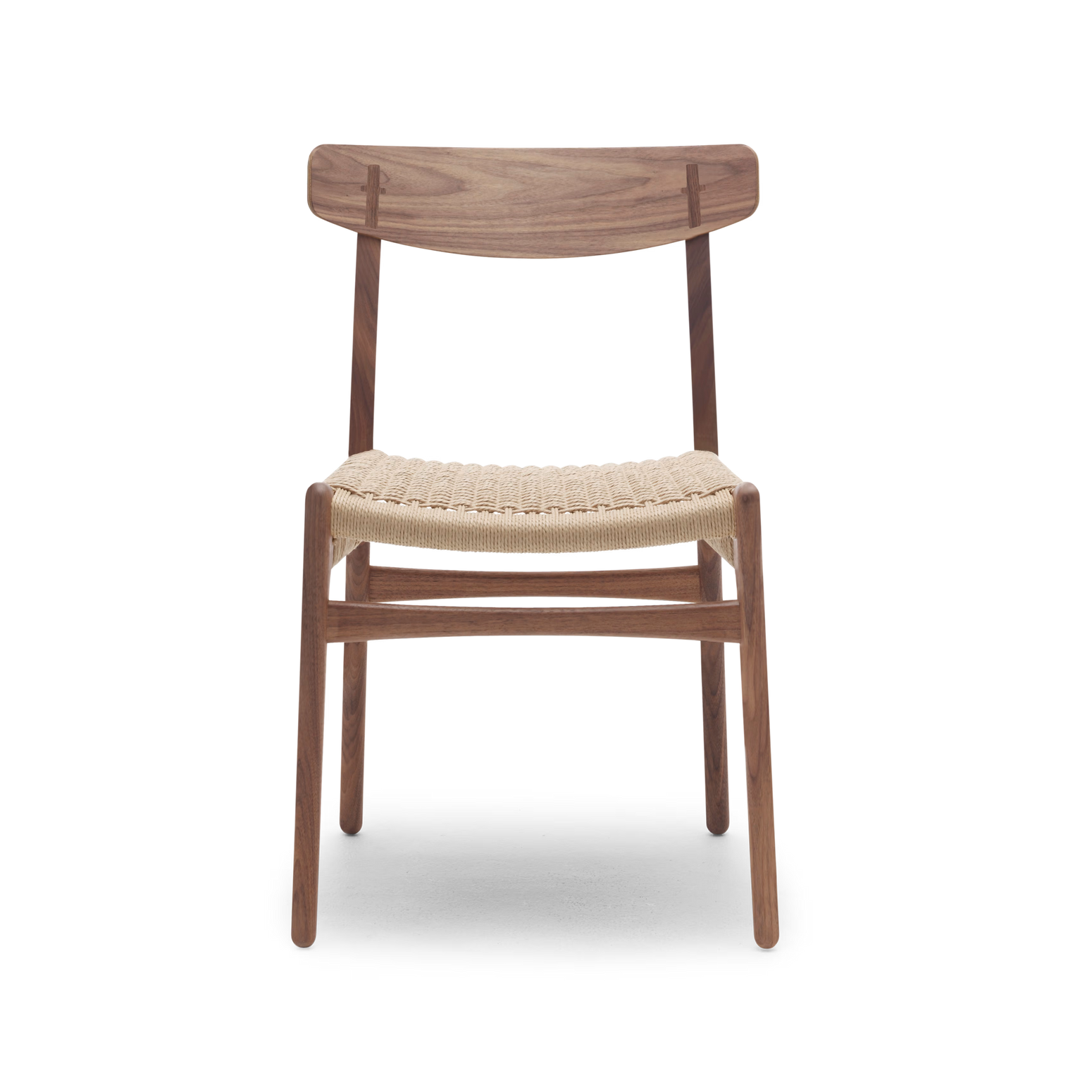 På bilde ser du stolen i oljet valnøtt med naturpapirsnor fra Carl Hansen & Søn.