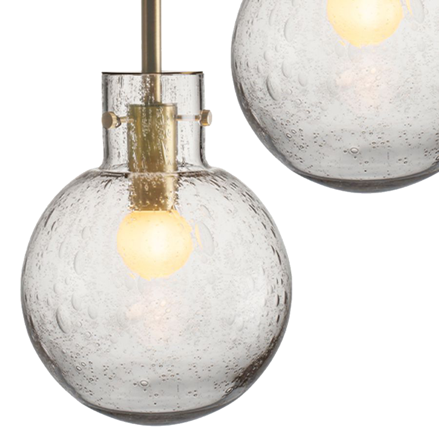 Denne vakre kuppellampen i munnblåst kvalitetsglass er en del av serien Krystallkule fra Hadeland Glassverk. En nydelig taklampe med små bobler i glasset som er fin å ha hengende alene eller flere sammen! Denne typen boblemønstret glass var veldig populært på 1950-tallet og vi synes derfor denne varianten gjør seg ekstra godt i hjem som omfavner design fra denne tidsepoken, men også i moderne hjem der ulike naturmaterialer og materialstrukturer er i fokus. Lampen kan dimmes.