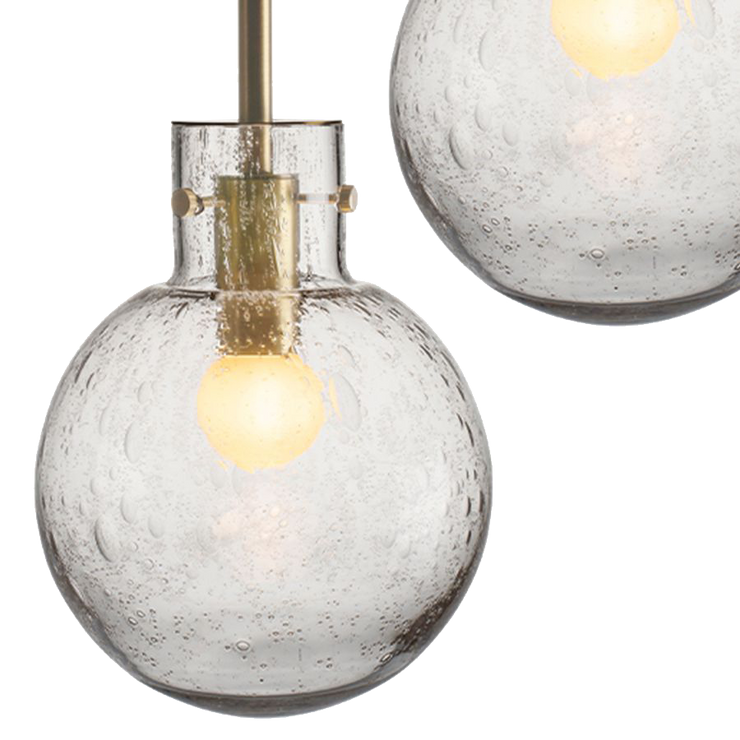 Denne vakre kuppellampen i munnblåst kvalitetsglass er en del av serien Krystallkule fra Hadeland Glassverk. En nydelig taklampe med små bobler i glasset som er fin å ha hengende alene eller flere sammen! Denne typen boblemønstret glass var veldig populært på 1950-tallet og vi synes derfor denne varianten gjør seg ekstra godt i hjem som omfavner design fra denne tidsepoken, men også i moderne hjem der ulike naturmaterialer og materialstrukturer er i fokus. Lampen kan dimmes.
