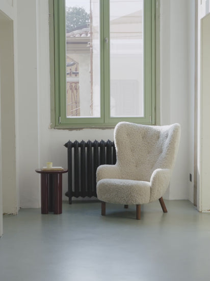 Lenestolen ble opprinnelig designet av Viggo Boesen​ i 1938, og er blant møblene som assosieres med Danmarks signaturdesign og -estetikk på 1930-tallet – den mykere og vennligere funkisstilen.