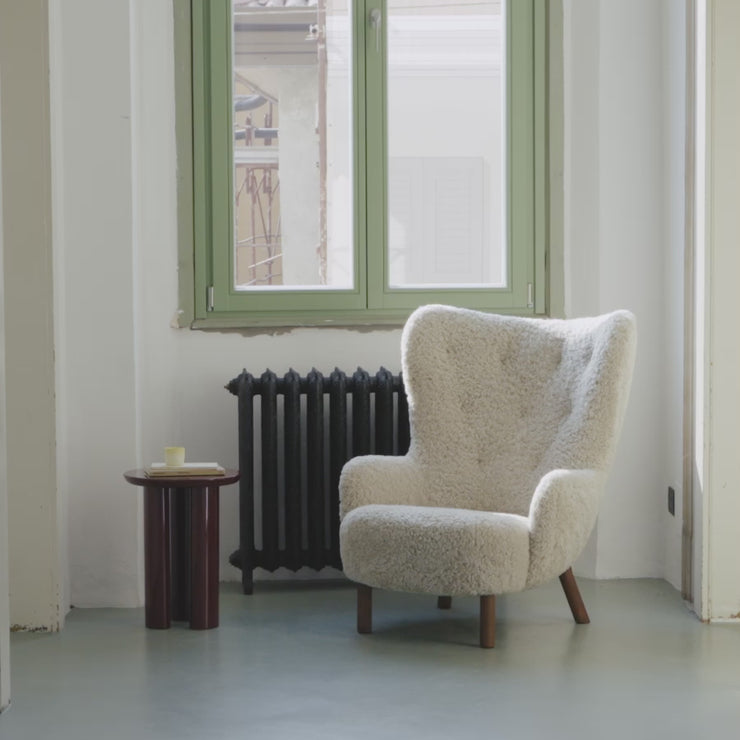 Lenestolen ble opprinnelig designet av Viggo Boesen​ i 1938, og er blant møblene som assosieres med Danmarks signaturdesign og -estetikk på 1930-tallet – den mykere og vennligere funkisstilen.